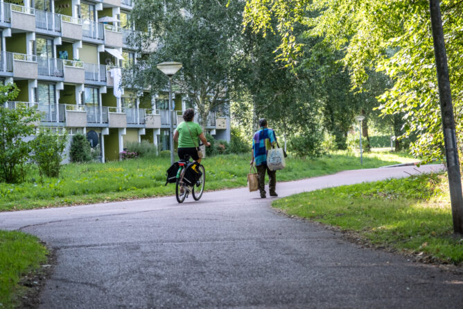 Twee inwoners bij een flatgebouw in Leeuwarden