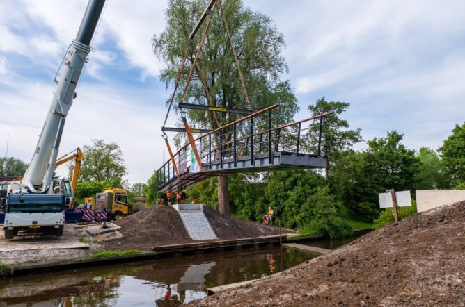 Nieuwe brug wordt geplaatst bij Snakkerburen