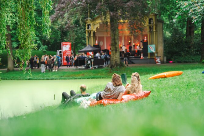 Bezoekers van een festival in de Prinsentuin