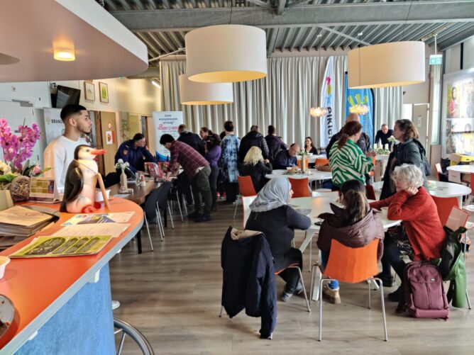 Bezoekers van een energiemarkt in Leeuwarden Oost