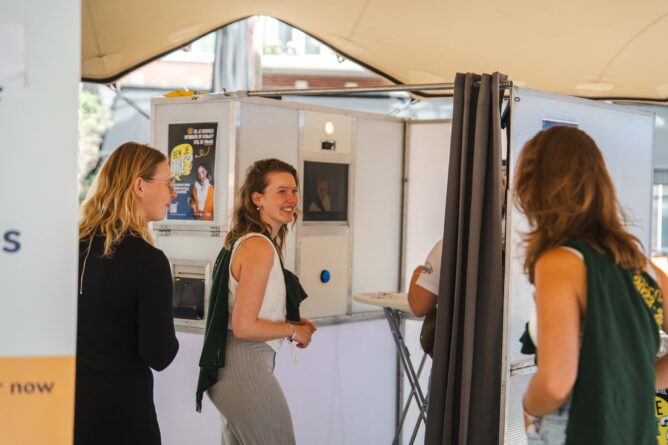 Studenten in de stand van de campagne Ben je oke