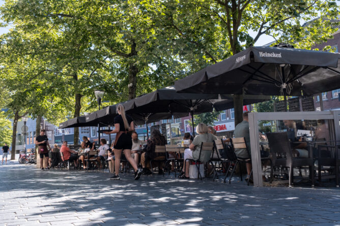 Toeristen op een terras in Leeuwarden